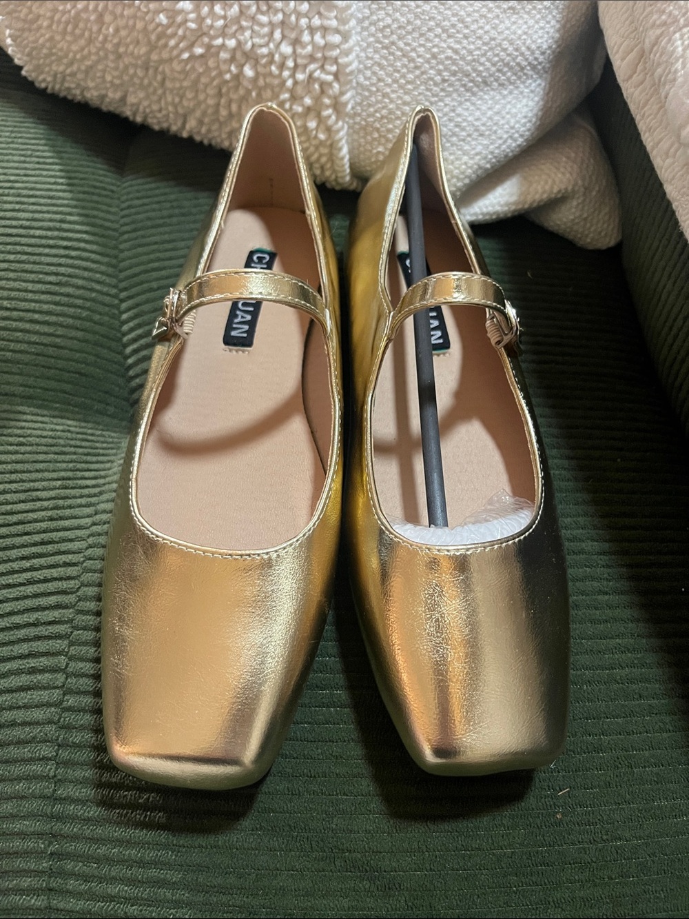 NEW CHUHUAN Gold Metallic Mary Jane Flats EASY Cross foot buckle Sz 6M